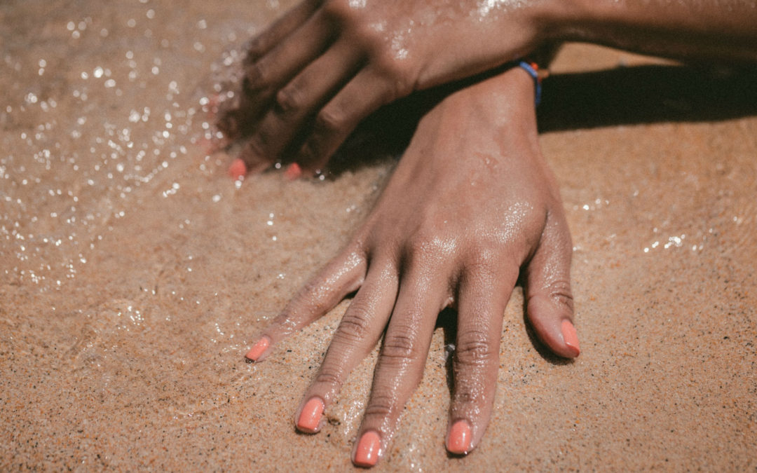 Strand, sand, vand, hænder,